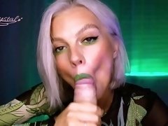 Provoking camgirl puts her sexy lips to work on a big dick