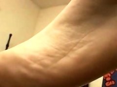 Amateur stud jerks off while showing his feet