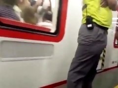 Guardia de seguridad del metro con la verga parada