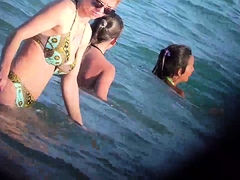 Beach voyeur captures a sexy slender babe in a tight bikini